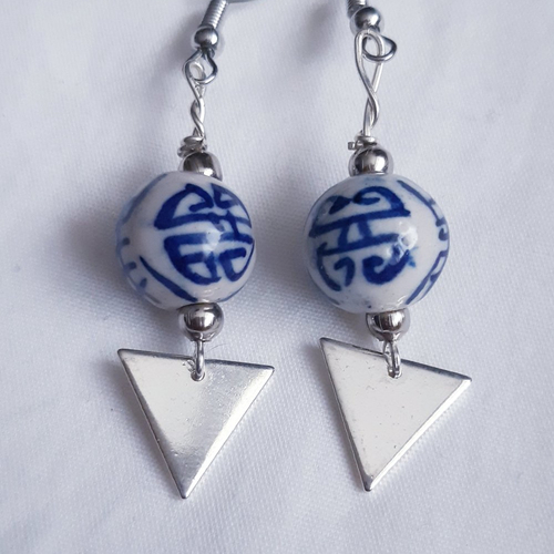 Boucles d'oreilles perle porcelaine blanche bleu, triangle argenté