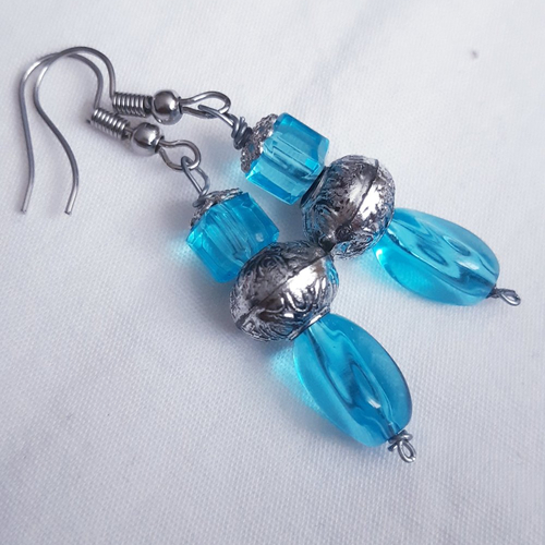Boucles d'oreilles perle verre tchèque de bohème bleu, cube verre bleu, breloque ajouré