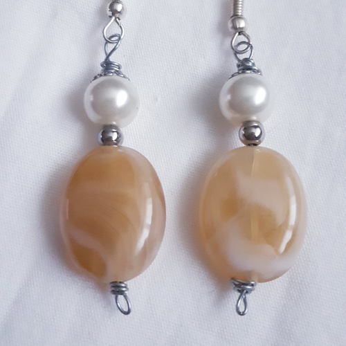 Boucles d'oreilles perle verre nacré blanche, pierre beige fantaisie