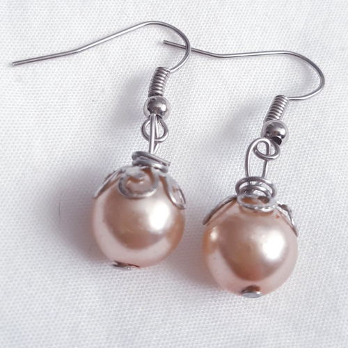 Boucles d'oreilles perle en verre nacré beige et coupelle en métal argenté