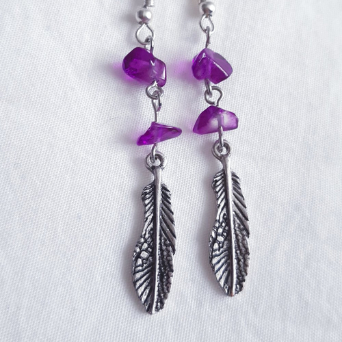 Boucles d'oreilles pierres verre violet, plume ajouré