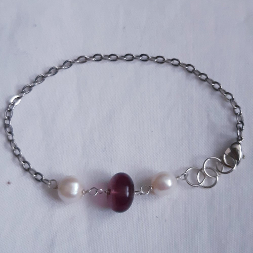 Bracelet perles d'eau douce nacre blanche, pierre verre violet, chaine argenté