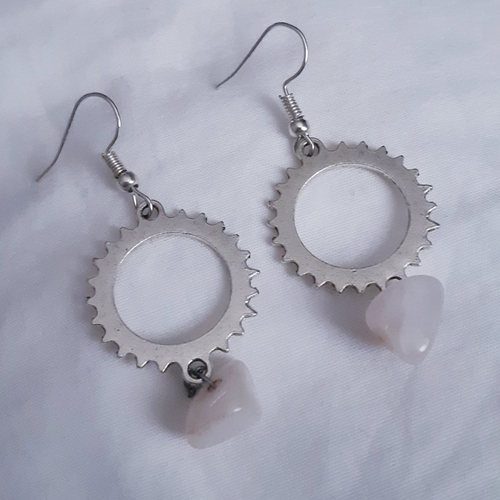 Boucles d'oreilles pierre naturelle quartz rose pâle et breloque steampunk engrenage rouage en métal argenté