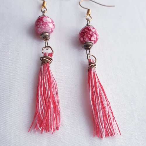 Boucles d'oreilles perle céramique marbré rose blanc, coupelles bronze, pampille