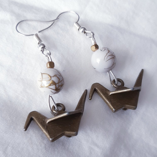 Boucles d'oreilles perle résine blanche doré, origami oiseau bronze