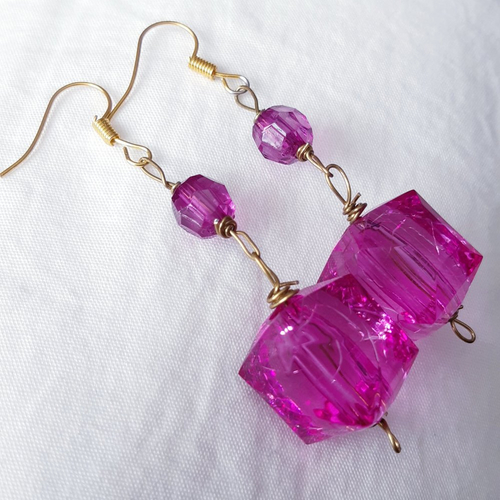 Boucles d'oreilles cube violet facettée fantaisie, perle facettée, doré