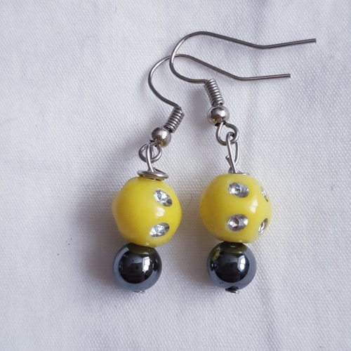 Boucles d'oreilles pierre hématite noire, perle jaune strass blanc
