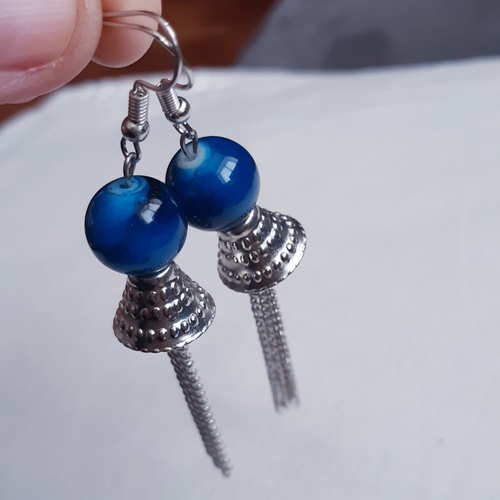 Boucles d'oreilles perle verre bleu, cône argenté, chaines