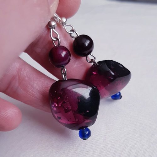 Boucles d'oreilles perle résine violet fushia, pierre violet pailletée fantaisie, marine