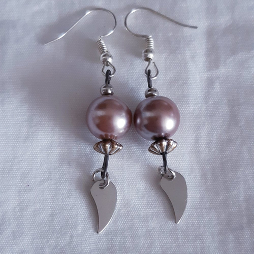 Boucles d'oreilles perle en verre nacré doré rose à coupelle et estampe filigrane en métal argenté