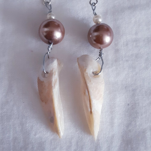Boucles d'oreilles perle en verre nacré marron et coquillage en nacre crème blanc à perle nacré