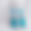 Boucles d'oreilles cube en verre bleu facettée à coupelles bohème et perle turquoise rectangle à spirales blanches
