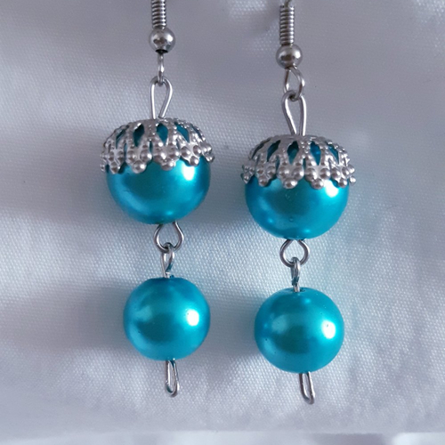 Boucles d'oreilles perles verre nacré bleu, coupelle argenté
