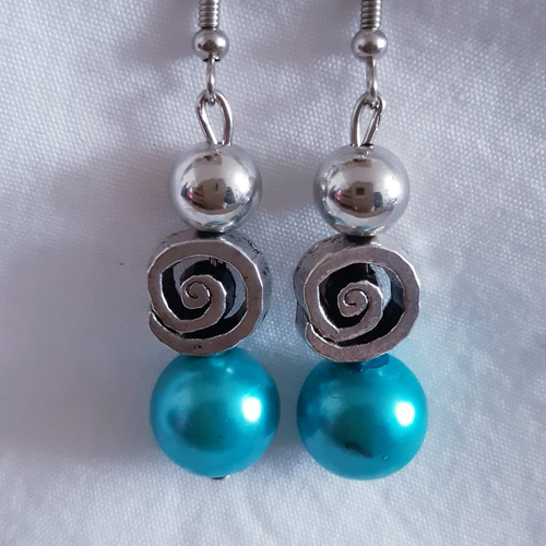 Boucles d'oreilles perle verre nacré bleu turquoise, spirale argenté, perle argenté