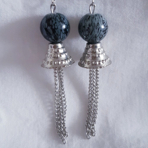 Boucles d'oreilles perle verre gris noir marbré, cône argenté, chaines argenté