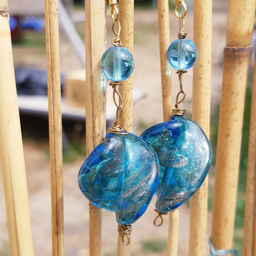 Boucles d'oreilles perle verre bleu à spirales, pailleté, perle verre bleu ciel, doré - idées cadeaux