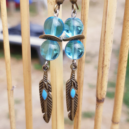 Boucles d'oreilles perles verre bleu ciel, plume bronze bleu, coupelle bronze - idées cadeaux