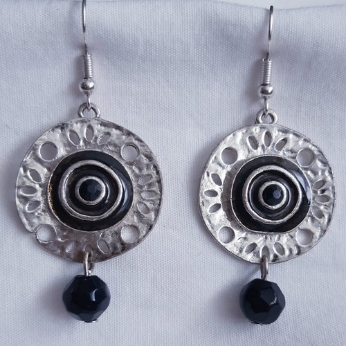 Boucles d'oreilles perle verre noir facetté, breloque ronde spirale argenté, noir - idées cadeaux