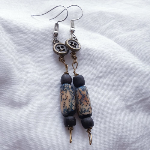 Boucles d'oreilles olive céramique bleu beige marbré, bouton bronze, perles bois noir, doré - idées cadeaux