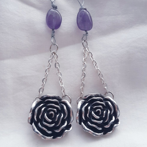 Boucles d'oreilles pierre améthyste violet, fleur argenté, chaine argenté, noir