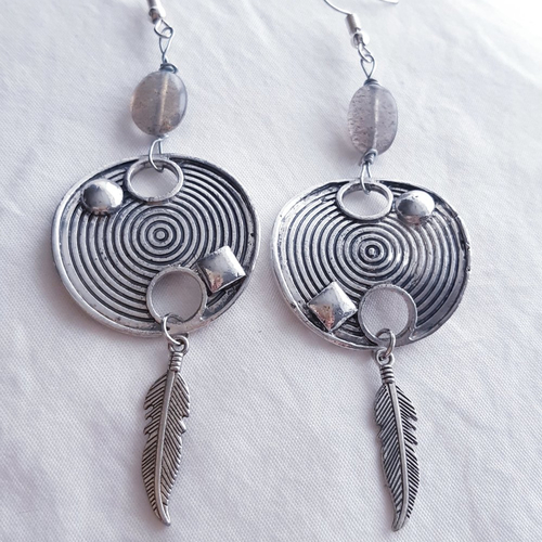 Boucles d'oreilles pierre labradorite grise, plume argent, noir et breloque spirale argent