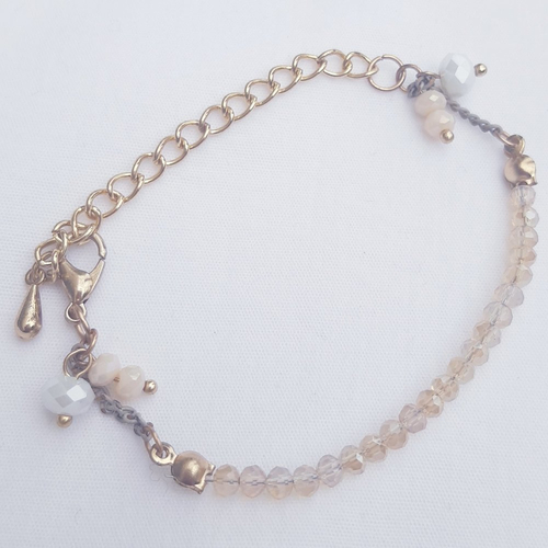 Bracelet perles cristal swarovski beige blanc facetté et chaine doré