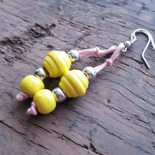 Boucles d'oreilles perles bois jaune rainuré, rose et argenté