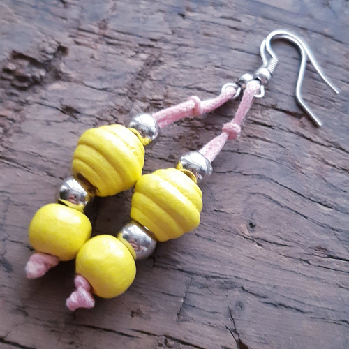 Boucles d'oreilles perles bois jaune rainuré, rose et argenté