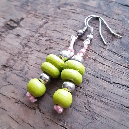 Boucles d'oreilles perles bois vert pomme rainuré, rose et argenté