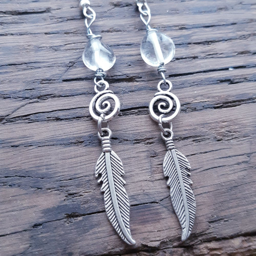 Boucles d'oreilles pierre quartz blanc, plume argenté et spirale argenté