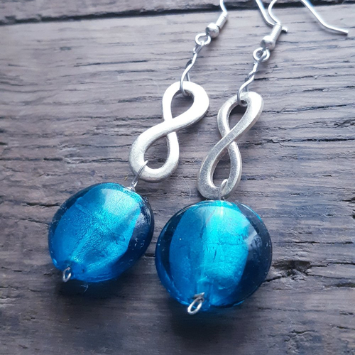 Port offert - boucles d'oreilles pierre verre murano bleu nacré et infini argenté