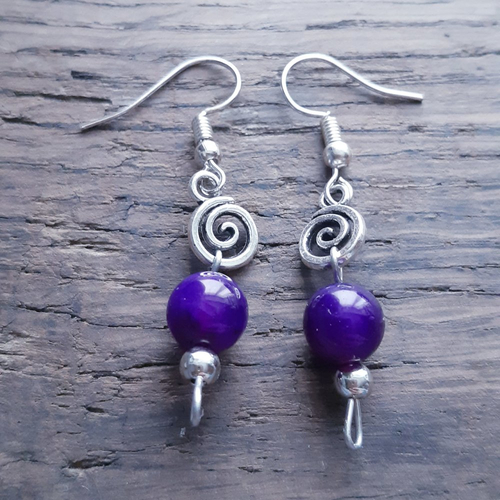 Boucles d'oreilles perle de verre violet et spirale argenté / bijoux femme