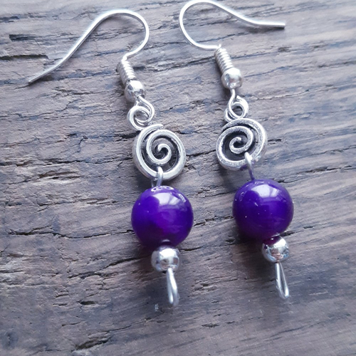 Port offert - boucles d'oreilles perle de verre violet et spirale argenté