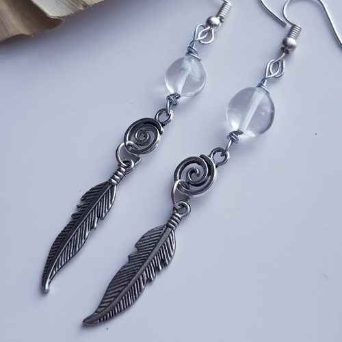 Boucles d'oreilles pierre quartz blanc, plume et spirale argenté