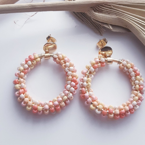 Port offert / boucles d'oreilles anneau perles beige, rosé, blanc et puces or