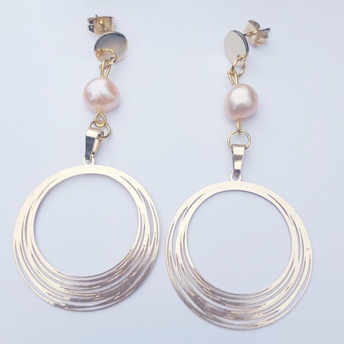 Boucles d'oreilles perle d'eau douce nacre rose poudré, anneau doré et puces doré