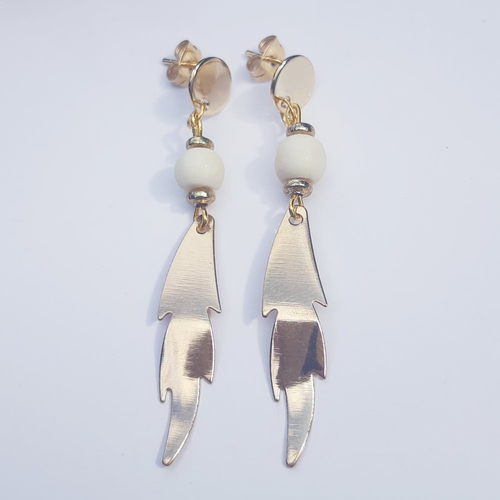 Boucles d'oreilles flamme doré, perle nude beige et puces doré