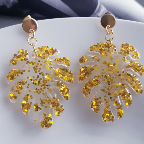 Boucles d'oreilles feuille de monstera résine blanche paillettes doré et puces or