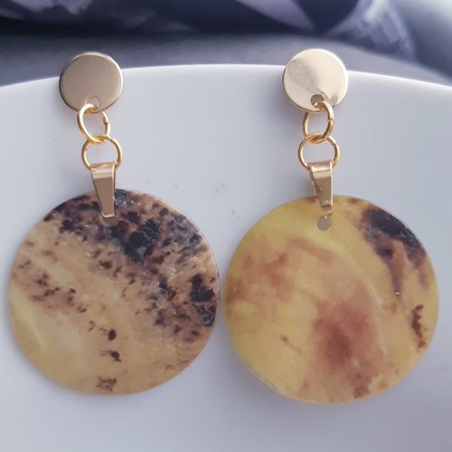 Boucles d'oreilles coquillage nacre jaune kaki marron et puces doré - or - nacré - acier inoxydable