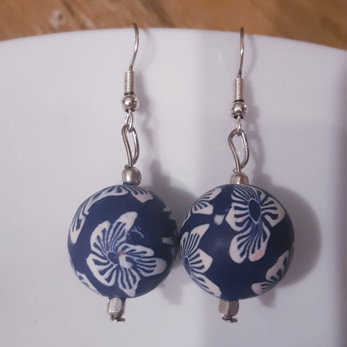 Boucles d'oreilles perle pâte fimo bleu marine , fleur blanche et argenté - argent 925