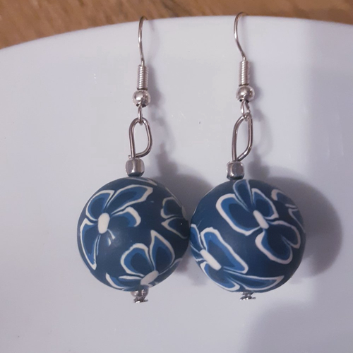 Boucles d'oreilles perle pâte fimo vert canard , fleur blanche bleu et argenté - argent 925