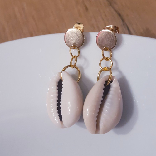Boucles d'oreilles coquillage cauri nacre beige blanc et puces doré - or - acier inoxydable