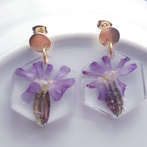 Boucles d'oreilles hexagone résine blanche , fleur lilas verte naturelle séchée et puces doré - or - acier inoxydable