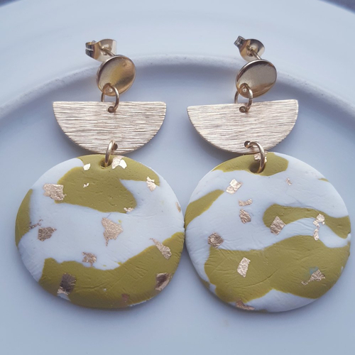 Boucles d'oreilles pastille argile polymère kaki blanc pailleté , demi lune doré martelé et puces or - acier inoxydable