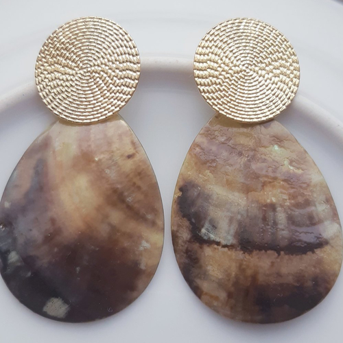Boucles d'oreilles pastille de coquillage vert kaki marron et puces rondes or martelé - acier inoxydable