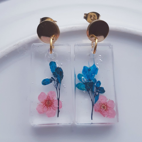 Boucles d'oreilles rectangle résine fleurs séchées rose bleu vert blanc et puces or - acier inoxydable