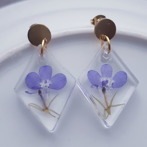 Boucles d'oreilles losange résine fleur séchée lilas vert blanc et puces or - acier inoxydable