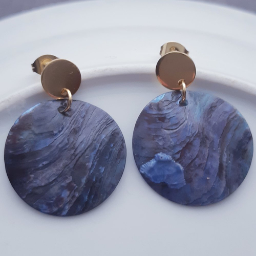 Boucles d'oreilles pastille de coquillage nacre bleu marine et puces or - acier inoxydable