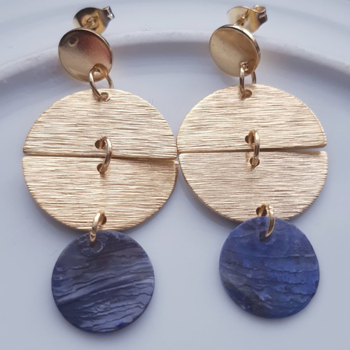 Boucles d'oreilles pastille de coquillage nacre bleu marine , cercle de demi-lune doré et puces or - acier inoxydable