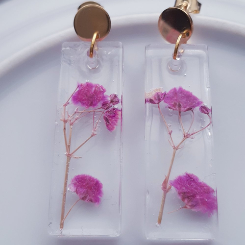 Boucles d'oreilles grand rectangle résine fleur séchée rose fuschia blanc et puces or - acier inoxydable
